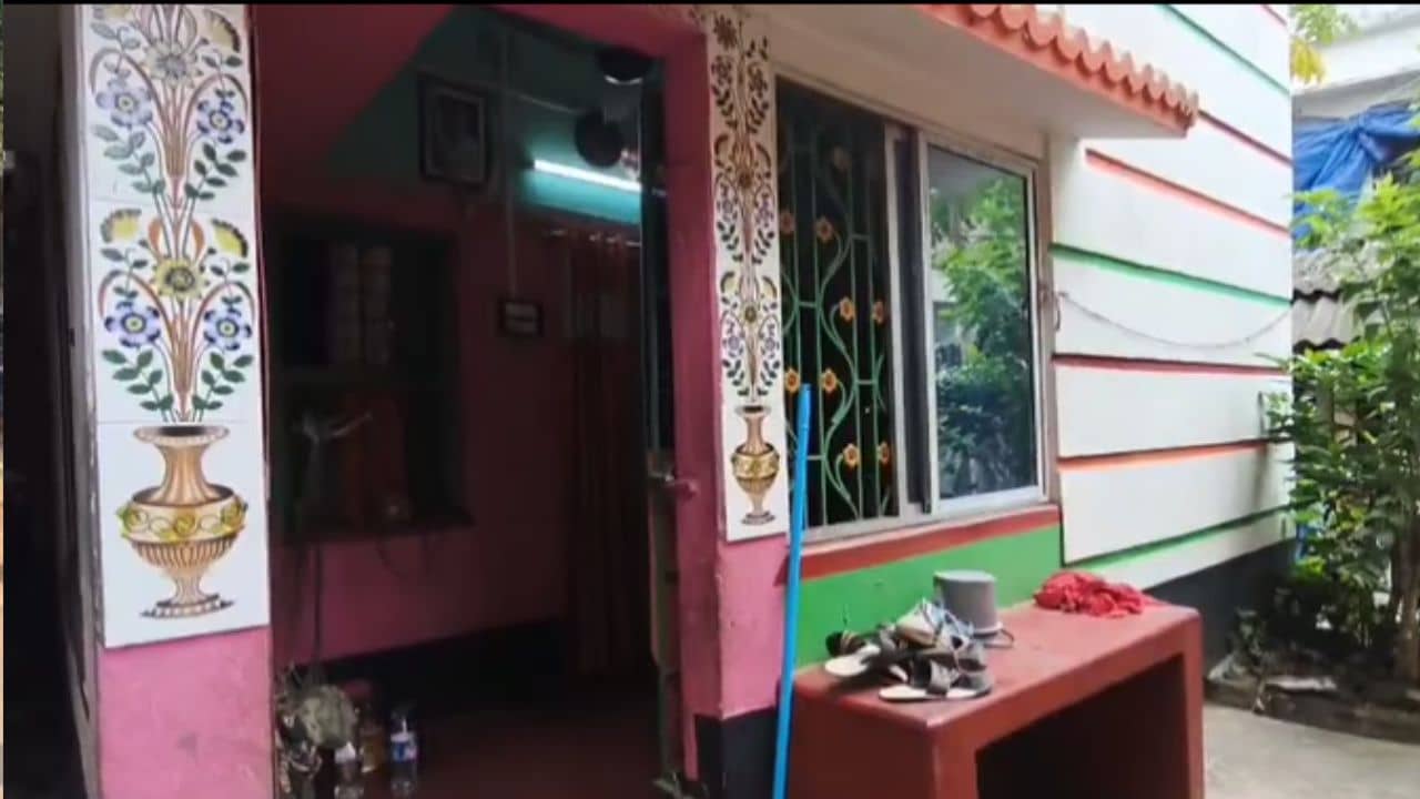 Daspur: রাত ২টো, দুর্গন্ধ পেয়ে বেডরুম থেকে বেরোতেই বুকটা ছ্যাৎ করে ওঠে... মৃত্যু থেকে কোনওক্রমে সন্তানদের নিয়ে বাঁচলেন দম্পতি, কী দেখেন?