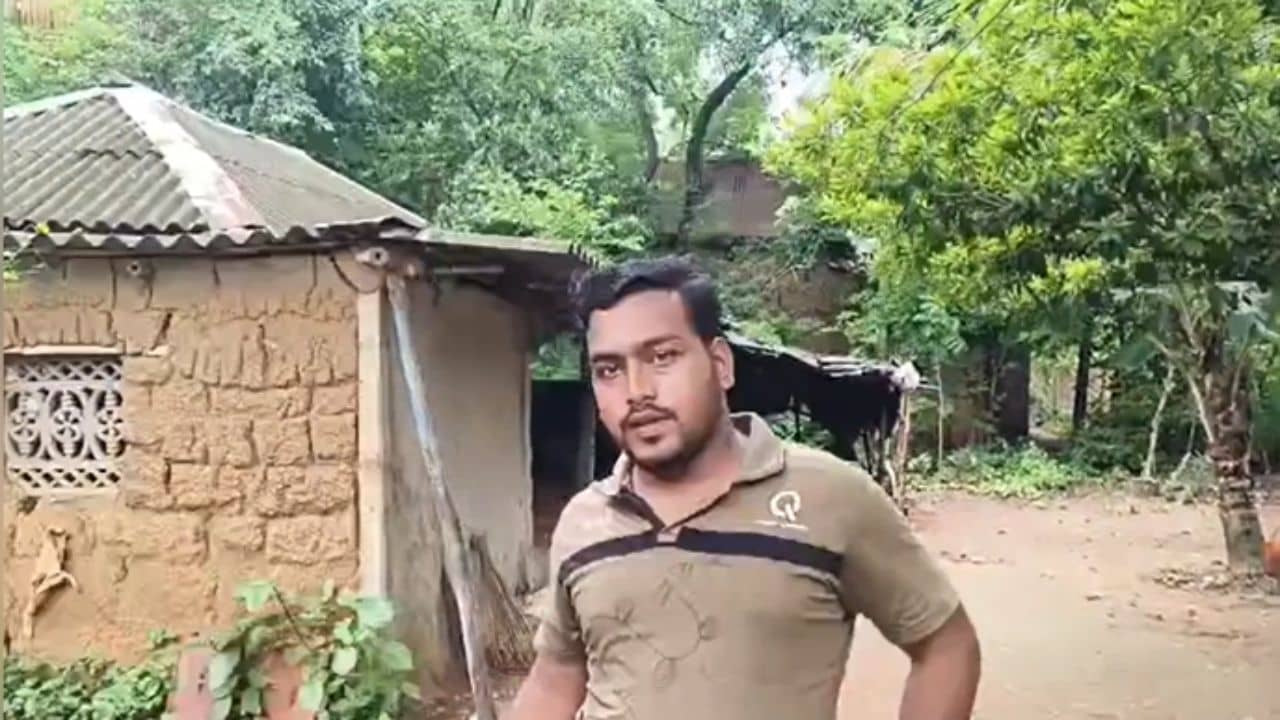 Paschim Medinipur: শোকেসের নীচের তাকে রাখা একটা তাঁতের শাড়িতেই ছিল রহস্য! মাটির বাড়ির গৃহকর্তার বাড়িতে সেই খোঁজেই টিম