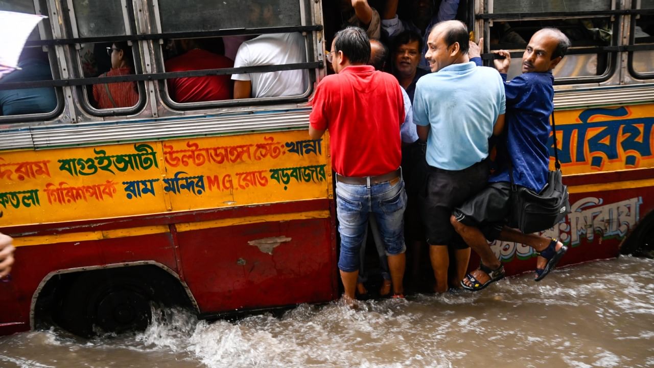 Rain Forecast: ফুটো হয়েছে আকাশ! দিনে ২০০ মিলিমিটারের বেশি বৃষ্টির পূর্বাভাস, ১৫ জেলায় লাল-কমলা সতর্কতা Rain Forecast: ফুটো হয়েছে আকাশ! দিনে ২০০ মিলিমিটারের বেশি বৃষ্টির পূর্বাভাস, ১৫ জেলায় লাল-কমলা সতর্কতা