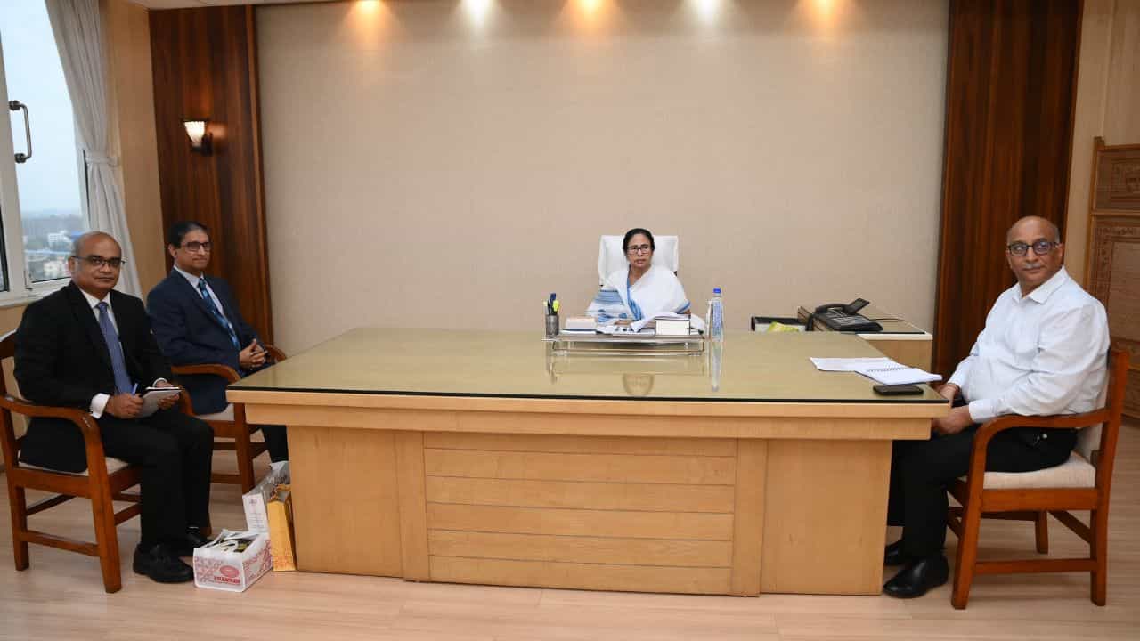 Mamata Banerjee: নবান্নে বাংলাদেশের হাইকমিশনার, মুখ্যমন্ত্রীর সঙ্গে কী কথা হল? Mamata Banerjee: নবান্নে বাংলাদেশের হাইকমিশনার, মুখ্যমন্ত্রীর সঙ্গে কী কথা হল?