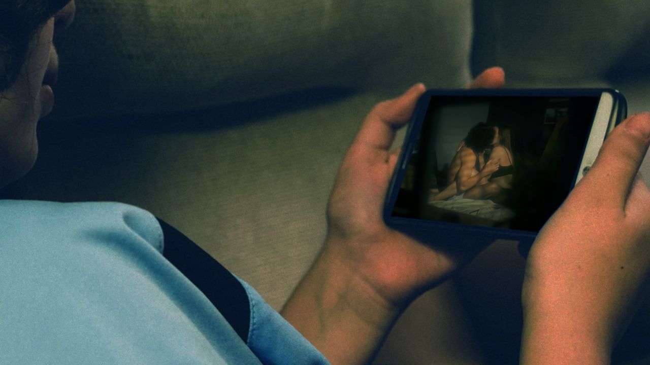 Yalangoch kaltaklar Ular konsolda ayol DJni sikishadi