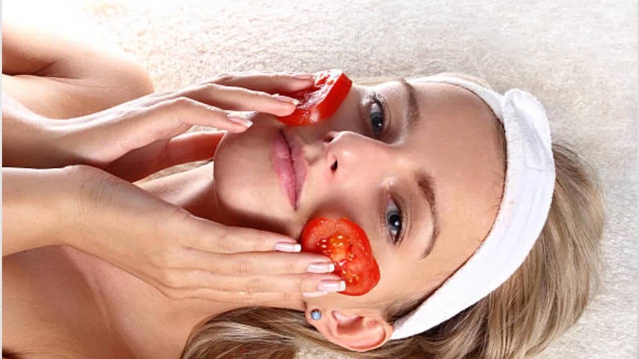 ট্যানের সমস্যায় নাজেহাল? এক টুকরো টমেটোতেই দেখুন ম্যাজিক