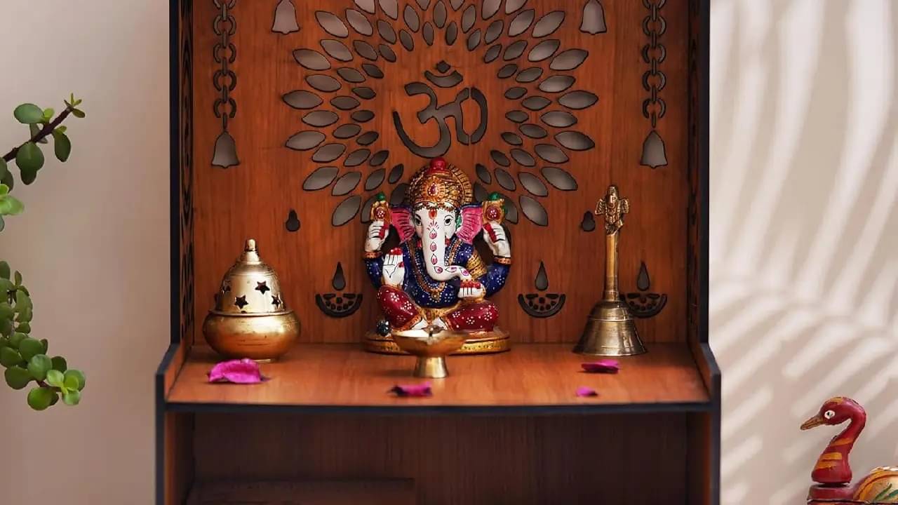 সাবধান! ঠাকুরের আসনে এই ভুলটি করছেন না তো?