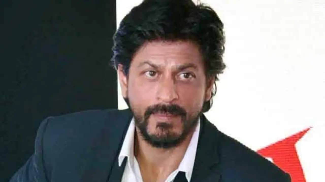 না জেনে মস্ত ভুল? প্রকাশ্যে শাহরুখের গালে সপাটে চড়