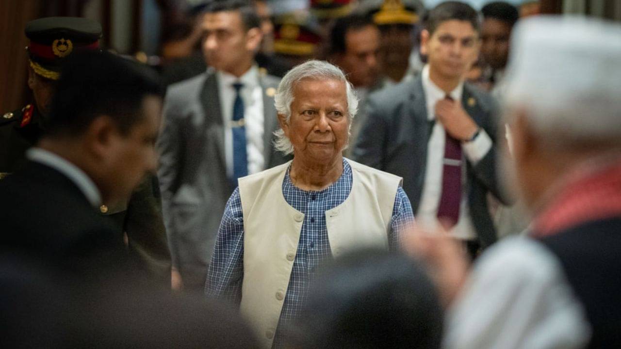 Bangladesh: ইউনূসের যমুনার সামনে বাঁধ ঢাকা পুলিশের, সোম থেকে জারি বিরাট নির্দেশিকা