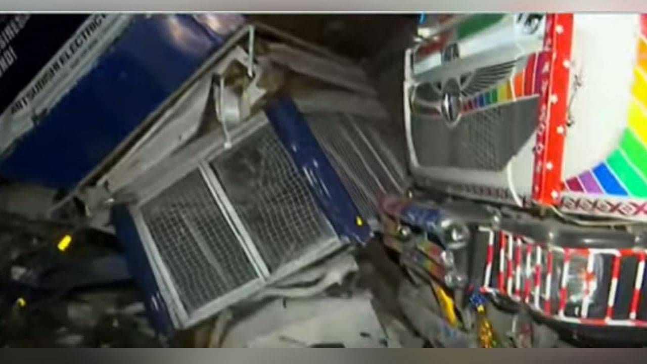 আরেকটু হলেই পিষে যেতেন পুলিশকর্মীরা...পাটুলিতে পুলিশ কিয়স্ক ভেঙে ঢুকে গেল ডাম্পার!