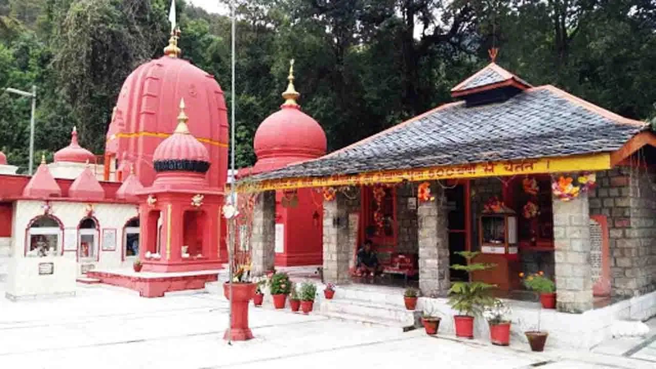 আঘঞ্জর মহাদেব মন্দির, হিমাচল প্রদেশ: এই মন্দিরটি হিমাচল প্রদেশের কাংড়া জেলার খানিয়ারা গ্রামে অবস্থিত। কথিত আছে যে, অর্জুন বনবাসের সময় ভগবান কৃষ্ণের নির্দেশনায় এই স্থানে একটি শিবলিঙ্গ স্থাপন করেছিলেন। এরপর পঞ্চ পাণ্ডবের তৃতীয় পাণ্ডব অর্থাৎ অর্জুনের ভক্তিতে সন্তুষ্ট হয়ে ভগবান শিব তাঁকে এখানে পশুপতি অস্ত্র দিয়েছিলেন।