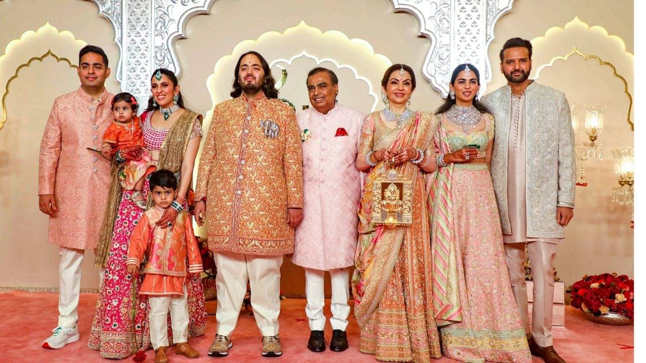 Mukesh Ambani: ১ টাকাও বেতন নেন না মুকেশ অম্বানী, ছেলে-মেয়েকে কত টাকা করে দিতে হয় জানেন?