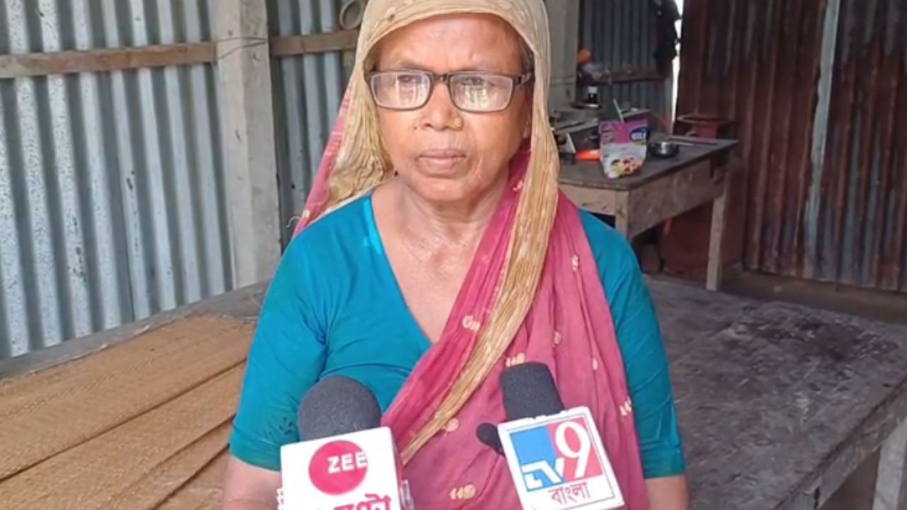 Awas Yojana: অন্যের বাড়ির সামনে দাঁড়িয়ে সেলফি, ৬০+৬০ হাজার হাতাতে যে ফন্দি আঁটলেন মহিলা Awas Yojana: অন্যের বাড়ির সামনে দাঁড়িয়ে সেলফি, ৬০+৬০ হাজার হাতাতে যে ফন্দি আঁটলেন মহিলা