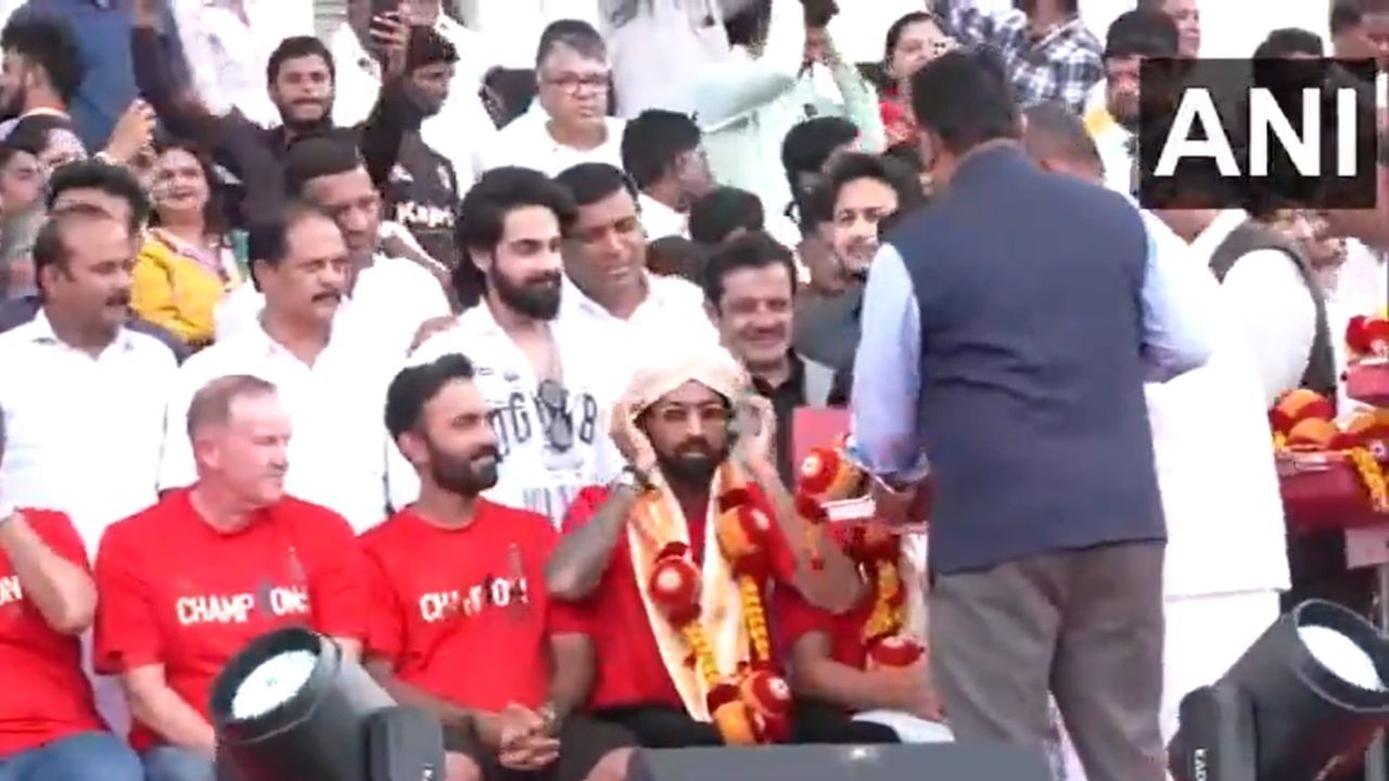 স্টেডিয়ামের বাইরে চরম বিশৃঙ্খলা এবং ১০ জন পদপিষ্ট হয়ে মারা যাওয়ার পরও ভেতরে কোনও কিছু বদলায়নি। ৫০-এরও বেশি সমর্থক আহত হয়েছেন বলে জানা গিয়েছে। তারপরও চিন্নাস্বামী স্টেডিয়ামের ভেতর চলছিল আরসিবির ট্রফি জয়ের সেলিব্রেশন। নেটিজ়েনরা প্রশ্ন তুলেছেন কর্নাটকের মুখ্যমন্ত্রী সিদ্দারামাইয়ার ভূমিকাতেও। এমন হৃদয়বিদারক ঘটনা ঘটে যাওয়ার পরও কীভাবে চলতে পারে বিজোয়ৎসব!
