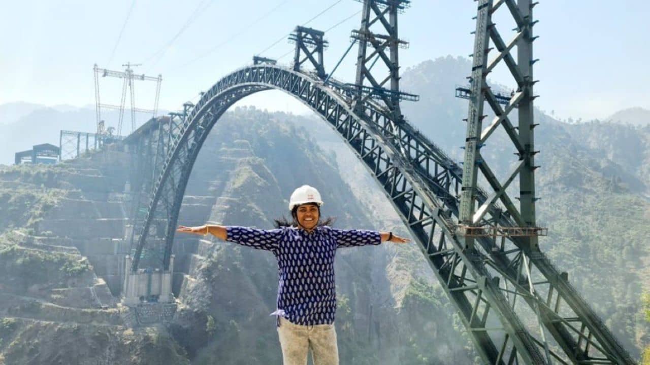 Chenab Bridge: দেড় দশকের তপস্যা! দুর্গম চেনাবের খাদে কীভাবে রেলসেতু গড়লেন মাধবী লতা?