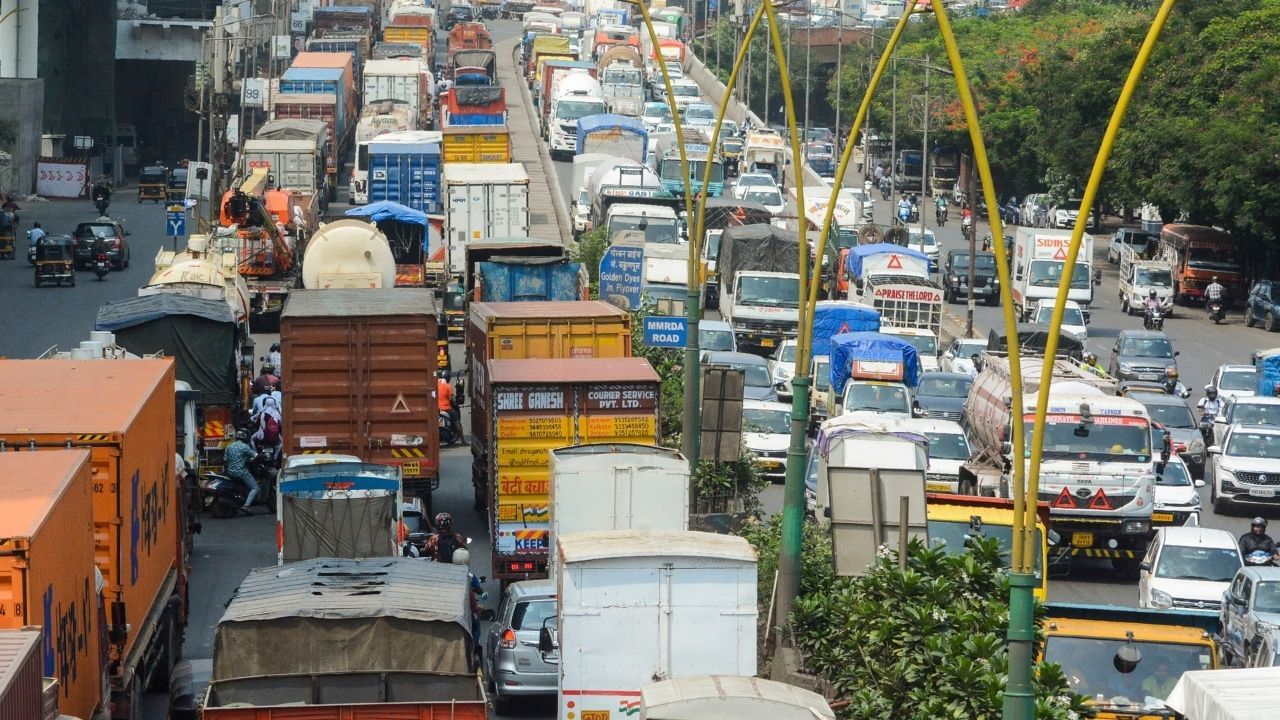 Toll Tax: কেন্দ্রের বিরাট সিদ্ধান্তে অর্ধেক হবে রাস্তায় খরচ, বাঁচবে আপনার প্রচুর টাকা! Toll Tax: কেন্দ্রের বিরাট সিদ্ধান্তে অর্ধেক হবে রাস্তায় খরচ, বাঁচবে আপনার প্রচুর টাকা!