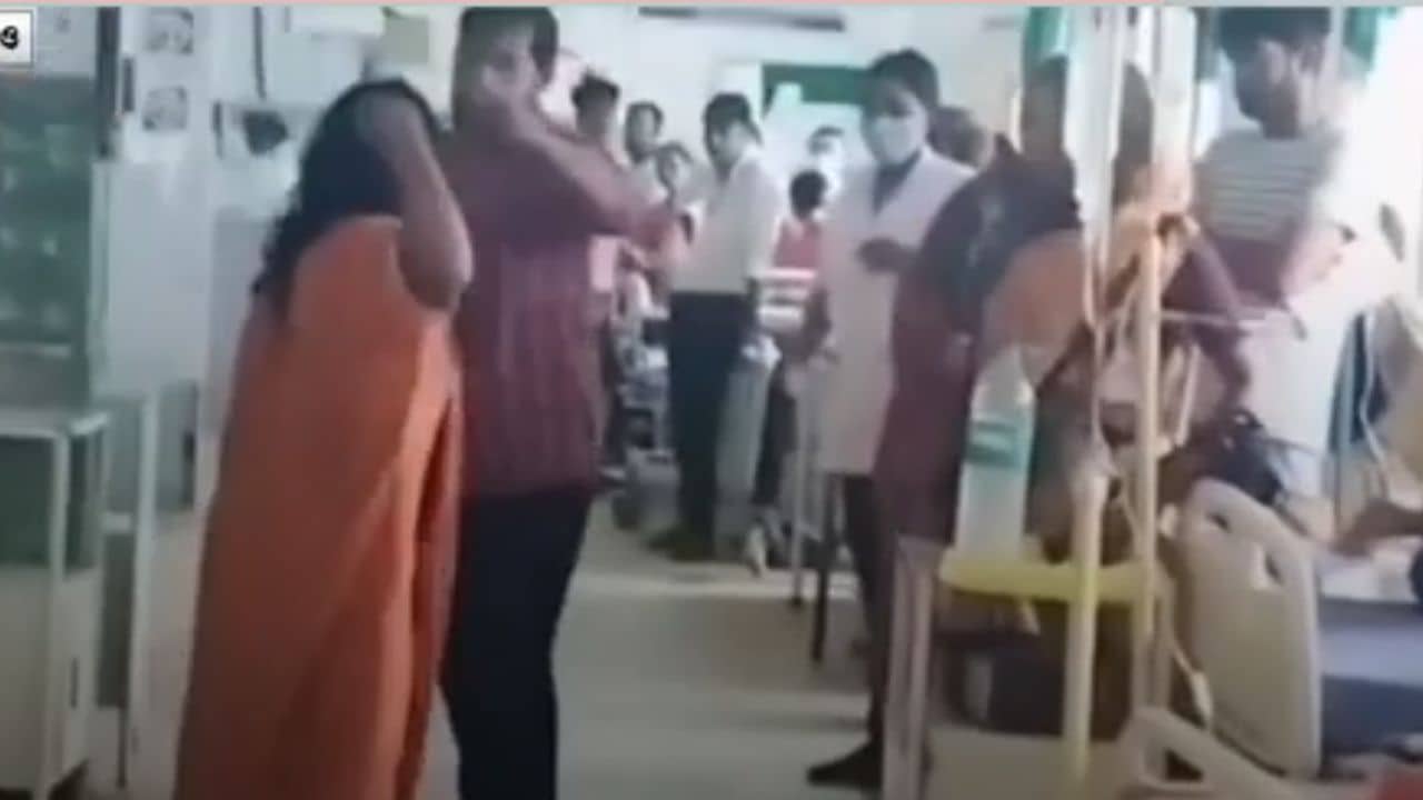Hospital chaos: হাসপাতালের ভিতরেই মহিলাকে বেধড়ক মার নিরাপত্তারক্ষীর, রইল ভিডিয়ো