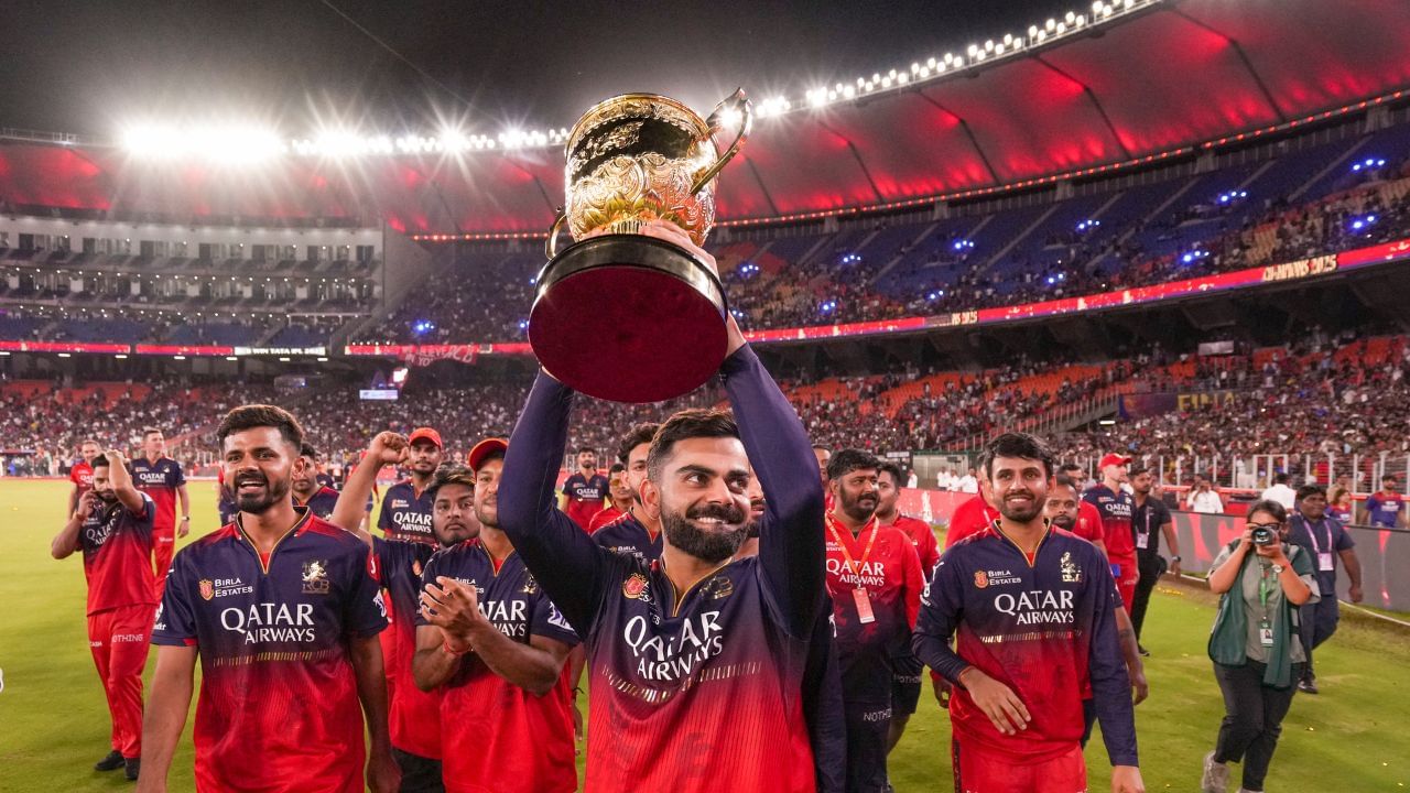 আরসিবির জার্সিতে ১৮টা মরসুম কাটানো বিরাট কোহলিও ছিলেন এই তালিকায়। ১৫টি ম্যাচে তিনি করেছেন ৬৫৭ রান। এ মরসুমে ৮টি হাফসেঞ্চুরি করেছেন বিরাট।