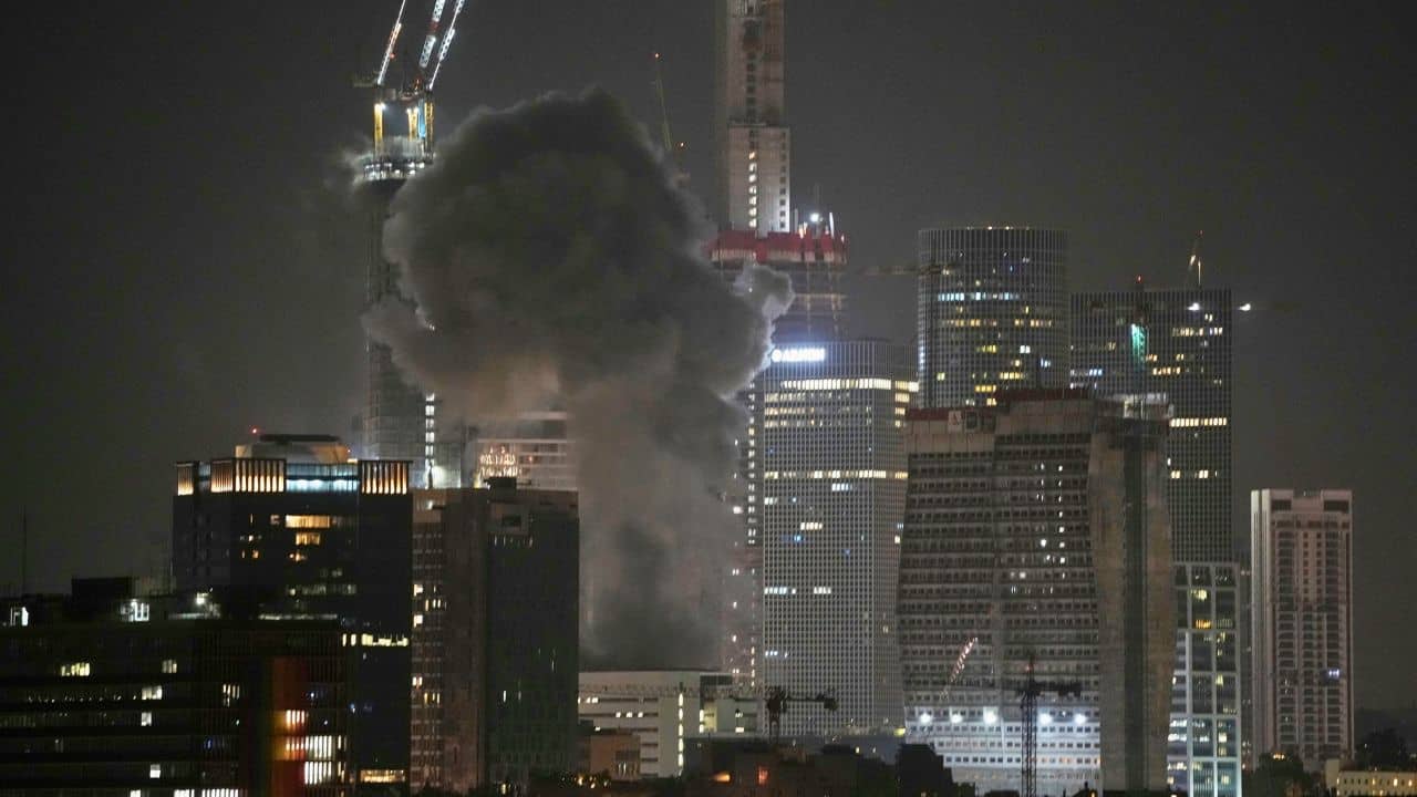 Israel Iran War: ইজরায়েলের লৌহকপাট ভাঙল ইরান! তেল আভিভের সেনা দফতরে ভয়াবহ বিস্ফোরণ