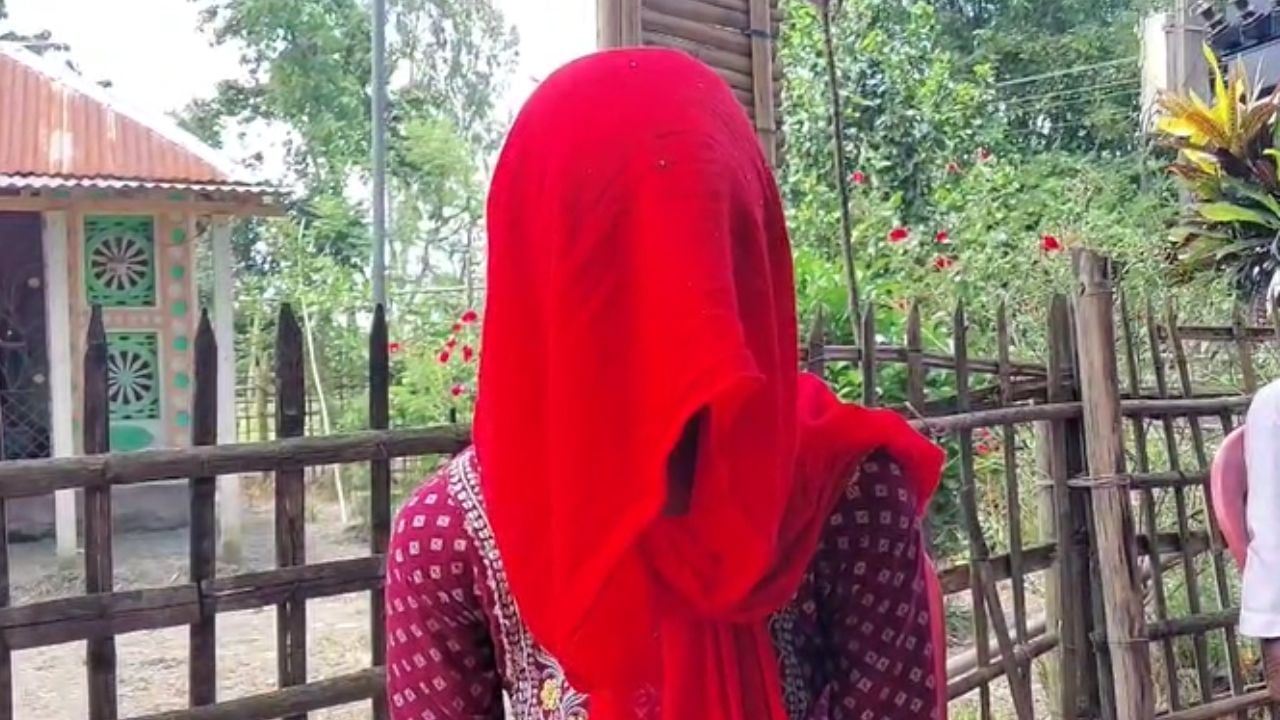 Jalpaiguri: ছেলের বাড়ি থেকেই বিয়ের প্রস্তাব যায় ২ দিন আগে, তবুও সেই পাত্রী এসেই ধরনায় বসল ঘরের সামনে! দাবি আজব Jalpaiguri: ছেলের বাড়ি থেকেই বিয়ের প্রস্তাব যায় ২ দিন আগে, তবুও সেই পাত্রী এসেই ধরনায় বসল ঘরের সামনে! দাবি আজব