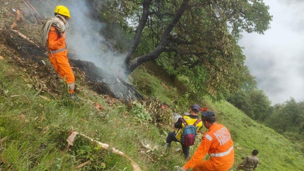 Kedarnath Chopper Crash: কেদারনাথে ভেঙে পড়ল হেলিকপ্টার, মৃত ৭ পুণ্যার্থী Kedarnath Chopper Crash: কেদারনাথে ভেঙে পড়ল হেলিকপ্টার, মৃত ৭ পুণ্যার্থী