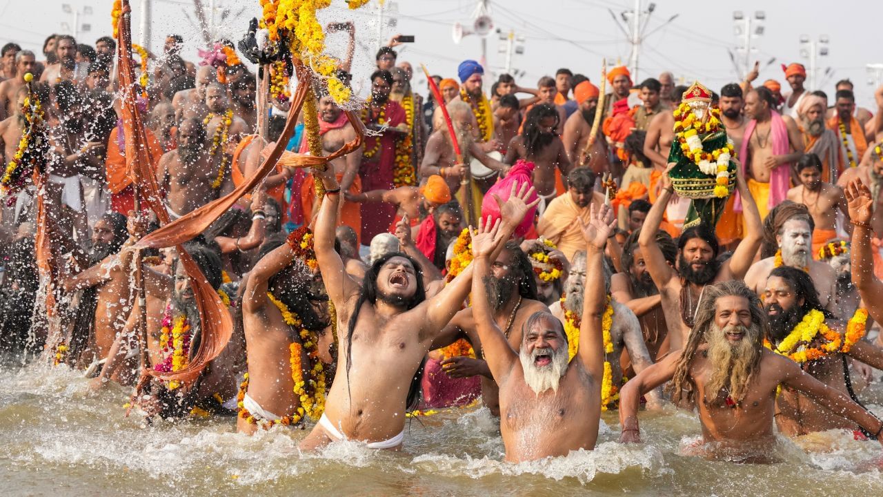 Maha Kumbh Tax: আয় ৫০০ কোটি টাকা! শুধু পুণ্যই নয়, মহাকুম্ভ ভরাল ট্যাঁকও Maha Kumbh Tax: আয় ৫০০ কোটি টাকা! শুধু পুণ্যই নয়, মহাকুম্ভ ভরাল ট্যাঁকও
