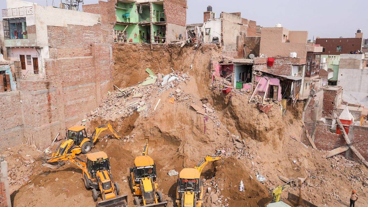 Uttar Pradesh: ভেঙে পড়ল একের পর এক বাড়ি! মৃত ৩, এখনও চাপা পড়ে ১০-১২ জন