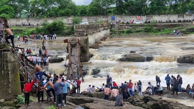 আচমকা ভেঙে আধখানা হল সেতু, নদীতে তলিয়ে যাওয়ার আশঙ্কা ২৫-৩০ জনের আচমকা ভেঙে আধখানা হল সেতু, নদীতে তলিয়ে যাওয়ার আশঙ্কা ২৫-৩০ জনের