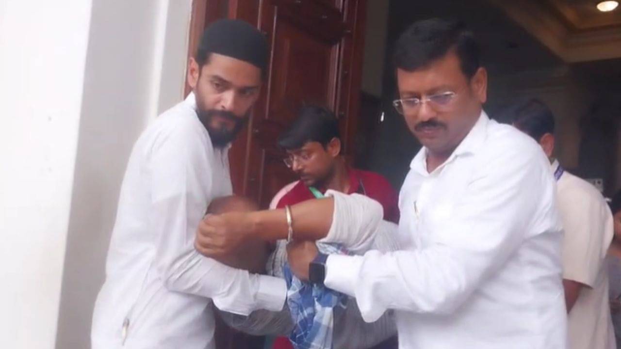 West Bengal Assembly: লবিতে আচমকাই মুখ থুবড়ে পড়ে জ্ঞান হারালেন শাসক বিধায়ক, দৌড়ে এলেন নওশাদ! নিয়ে যাওয়া হল SSKM-এ
