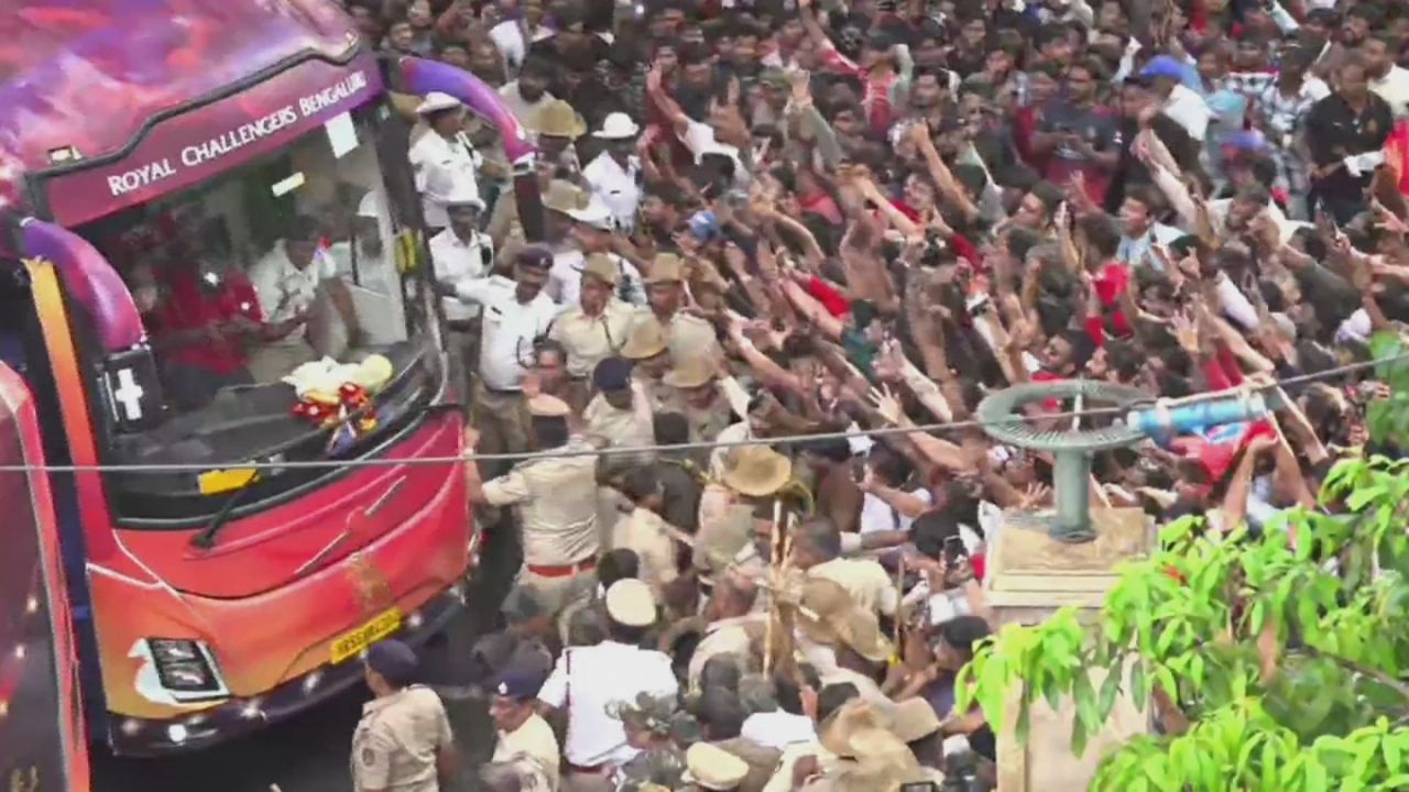 এদিন, ৪ জুন বুধবার বেঙ্গালুরু ট্রাফিক পুলিশের পক্ষ থেকে সতর্ক করা হয়েছিল। বেঙ্গালুরুর বিমানবন্দর থেকে বিরাটদের টিম বাস যখন টিম হোটেলের দিকে যায়, সেই সময় রাস্তার দু’ধারে প্রচুর ভক্তরা এসেছিলেন।