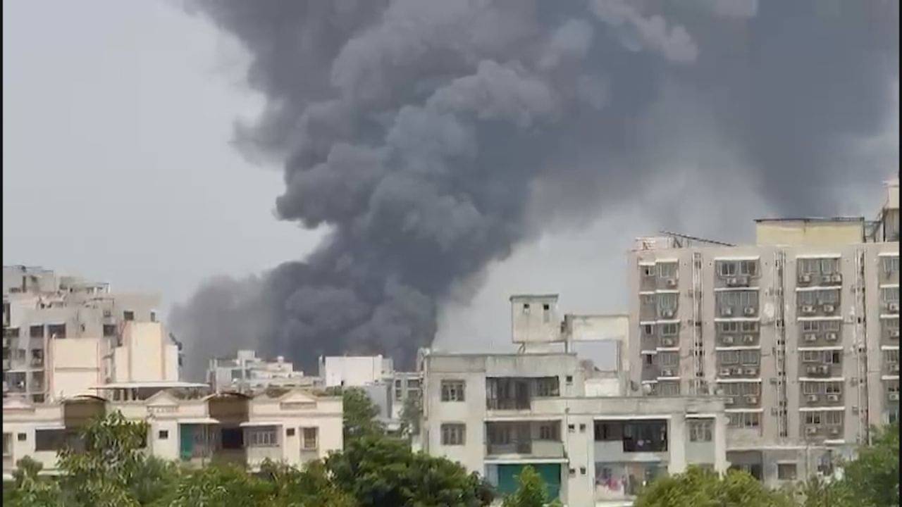 Plane Crash in Ahmedabad: আহমেদাবাদে ভেঙে পড়ল যাত্রীবাহী বিমান