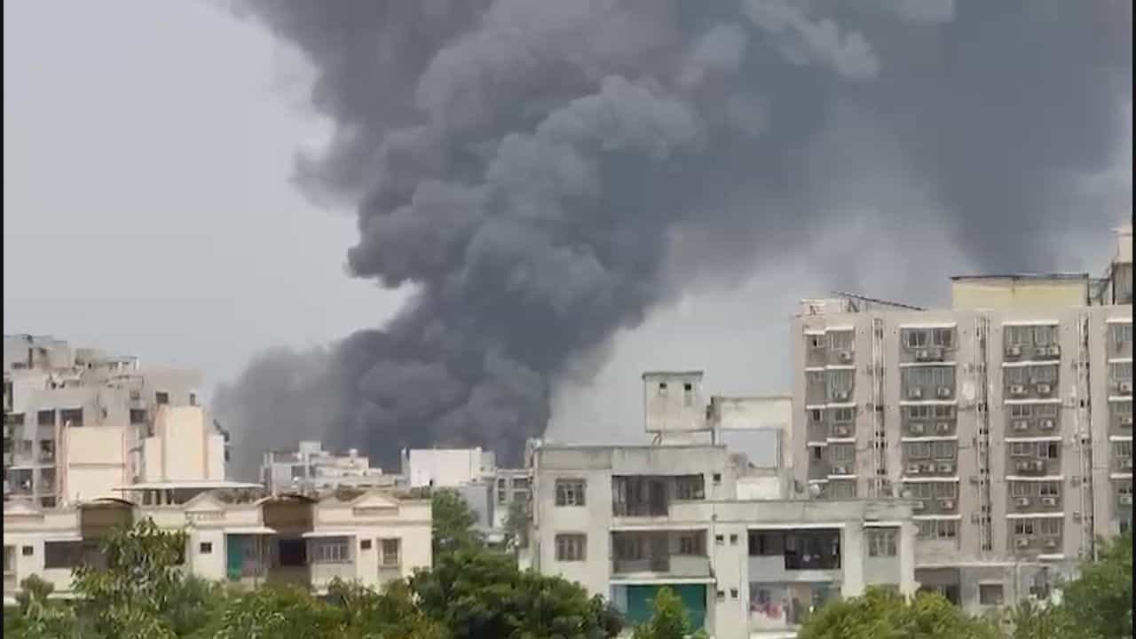 Plane Crash in Ahmedabad: আহমেদাবাদে ভেঙে পড়ল যাত্রীবাহী বিমান Plane Crash in Ahmedabad: আহমেদাবাদে ভেঙে পড়ল যাত্রীবাহী বিমান