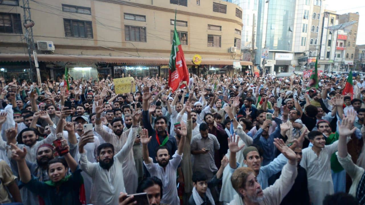 Pakistan Occupied Kashmir: অপারেশন সিঁদুরের পরেই পাক অধিকৃত কাশ্মীরে বদলের হাওয়া! শরিফের বিরুদ্ধে চলছে বিক্ষোভ, বন্ধ চিনগামী পথ