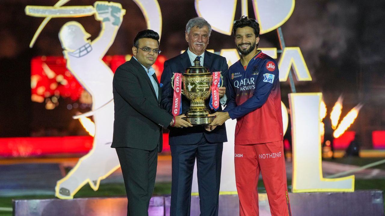 তারপর সেখান থেকে বিজয় শোভাযাত্রা করে চিন্নাস্বামী স্টেডিয়ামে যাওয়ার কথা বিরাট কোহলিদের। খুব সম্ভবত হুডখোলা বাসে করে ট্রফি হাতে নিয়ে ঘুরবেন আরসিবির ক্রিকেটাররা।