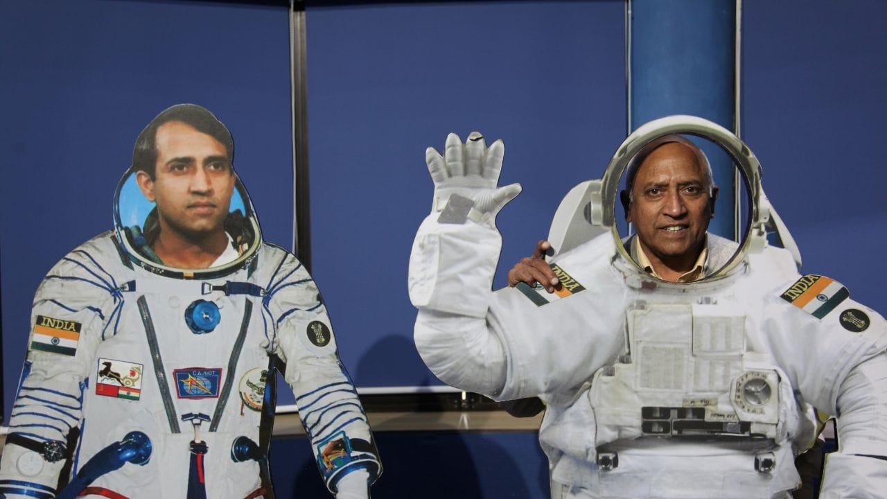 Rakesh Sharma: ৪০ বছর পরেও আকাশের দিকে তাকিয়ে রাকেশ! ইচ্ছা জাহির 'তারার দেশে যাওয়ার' Rakesh Sharma: ৪০ বছর পরেও আকাশের দিকে তাকিয়ে রাকেশ! ইচ্ছা জাহির 'তারার দেশে যাওয়ার'