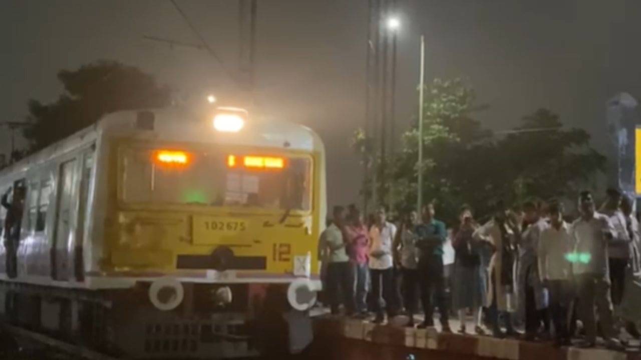Indian Railway: ঠায় দাঁড়িয়ে একের পর এক ট্রেন! বাড়ি ফেরার সময়ে শিয়ালদহ শাখায় বিপত্তি
