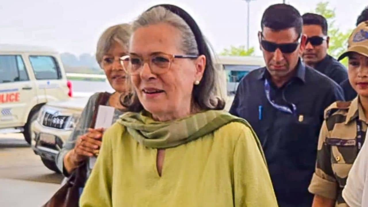 Sonia Gandhi: হাসপাতাল থেকে ফেরার ১ সপ্তাহের মধ্যেই ফের অসুস্থ সনিয়া গান্ধী, রাতেই তড়িঘড়ি ছুটতে হল হাসপাতালে