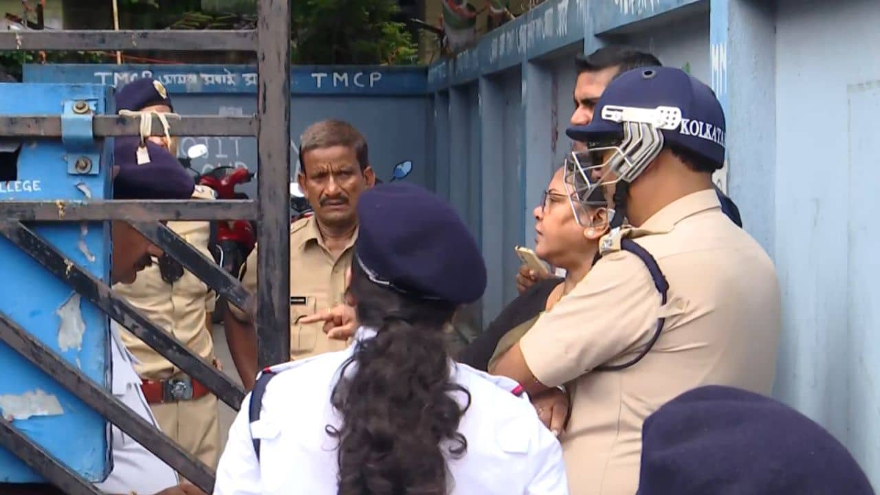 Archana Majumdar: কলেজে পৌঁছেও খানিকক্ষণ দাঁড়িয়ে থাকতে হল অর্চনাদের, মহিলা কমিশনকে বাধা পুলিশের