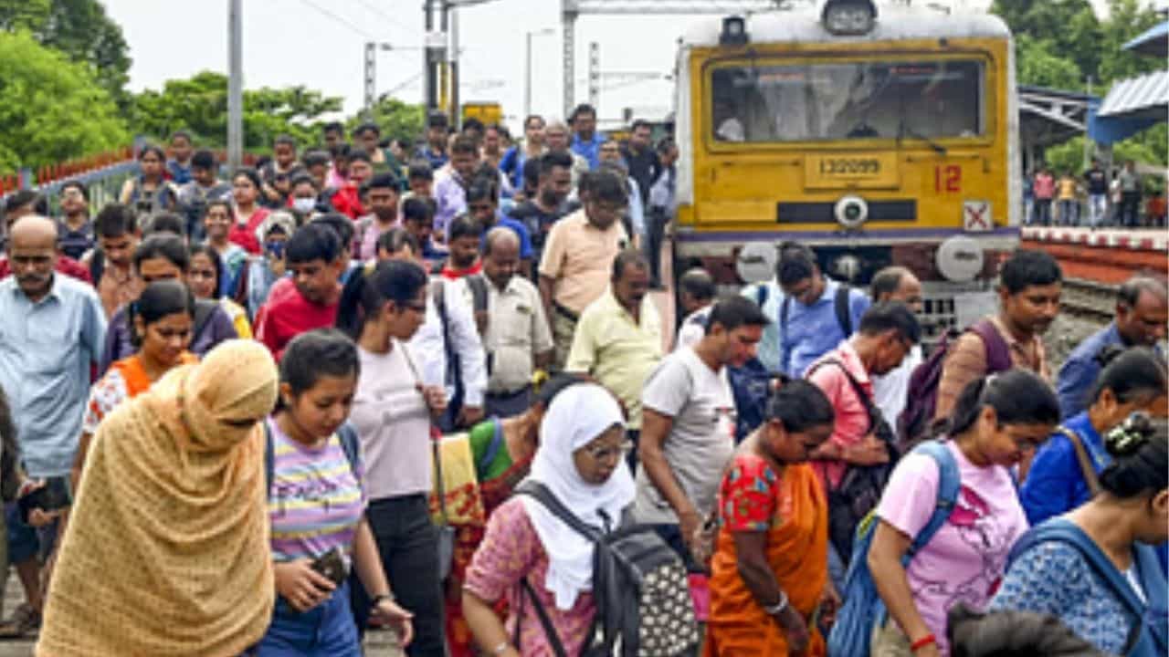 Sealdah Rail Division: শিয়ালদহ শাখায় বাড়ল লোকাল, এবার কি হবে নিশ্চিন্তে অফিস যাওয়া?