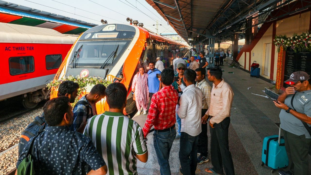 Indian Railway: ভারী ভারী বন্দুক হাতে টহল দেবে কমান্ডো! দেশের সবচেয়ে সুরক্ষিত ট্রেন এখন এটাই... Indian Railway: ভারী ভারী বন্দুক হাতে টহল দেবে কমান্ডো! দেশের সবচেয়ে সুরক্ষিত ট্রেন এখন এটাই...