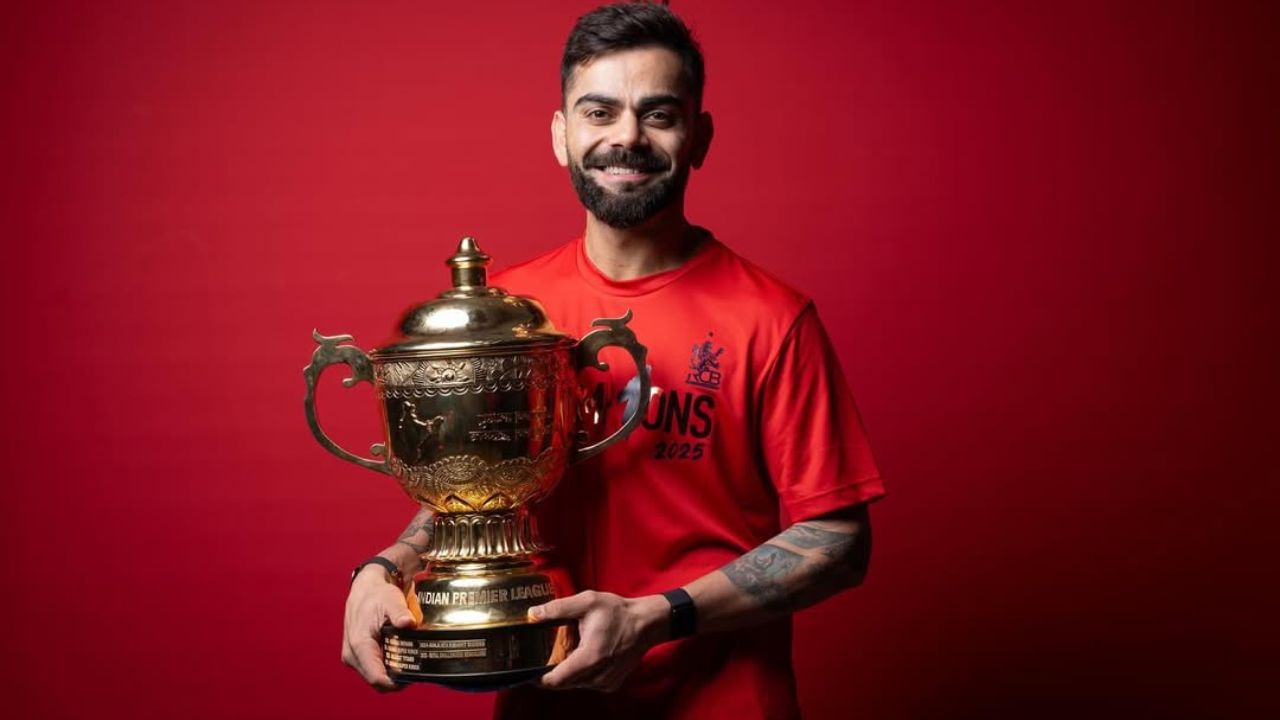 সবশেষে আরসিবির জন্য স্টেডিয়ামেও বিশেষ অনুষ্ঠানের ব্যবস্থা থাকবে, বলেই জানা গিয়েছে। আরসিবির ভক্তদের কাছে এই দিনটা অত্যন্ত স্পেশাল হতে চলেছে। দলের ক্রিকেটারদের পাশাপাশি তাঁদেরও বহুদিনের স্বপ্নপূরণ হয়েছে আইপিএল ট্রফি জয়ের।