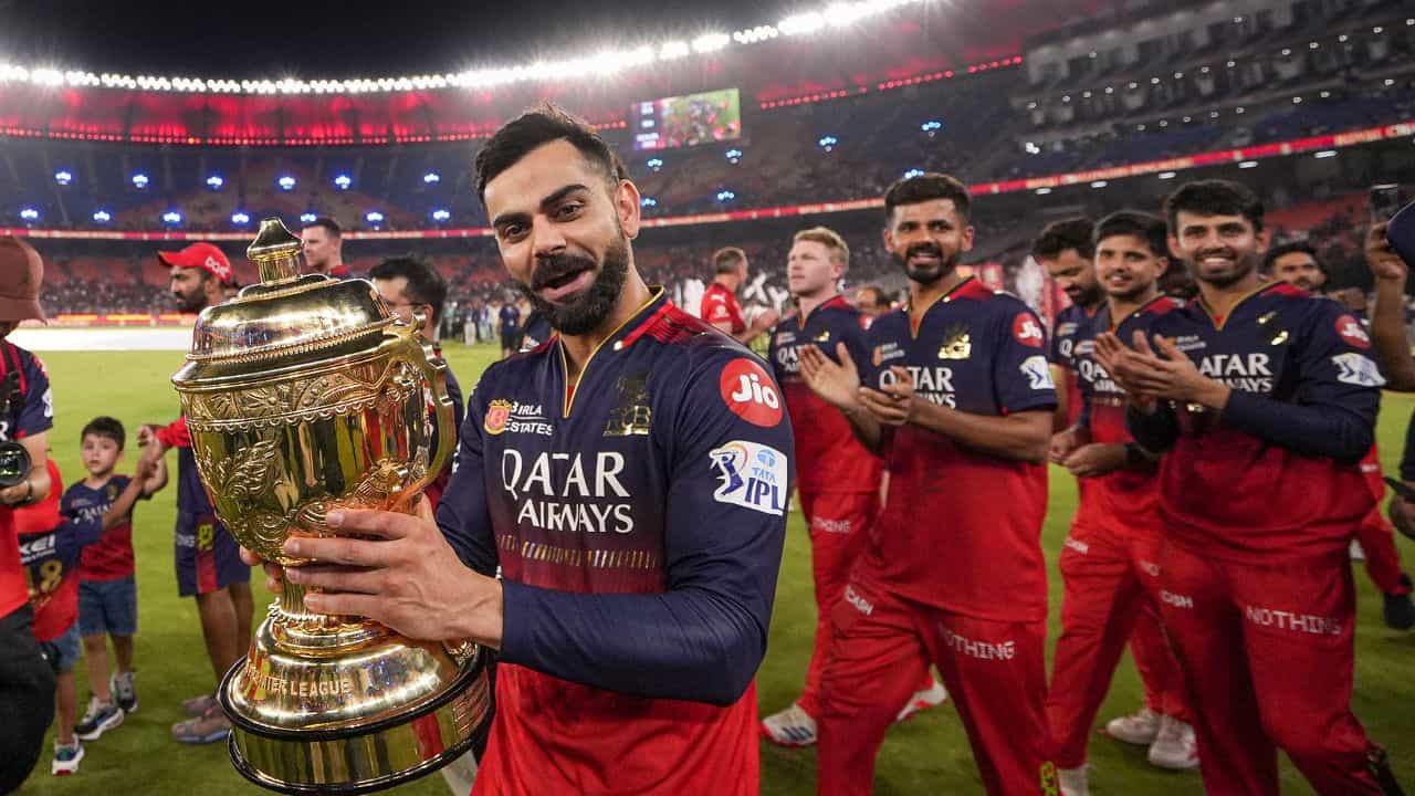১৮=১৮ যেন মিলেমিশে এক হয়েছে। কেন বলা হচ্ছে এমনটা? কারণ, ১৮তম আইপিএল ট্রফি হাতে তুলে তৃপ্তির হাসি ফুটেছে ১৮ নম্বর জার্সির মালিক বিরাট কোহলির মুখে।