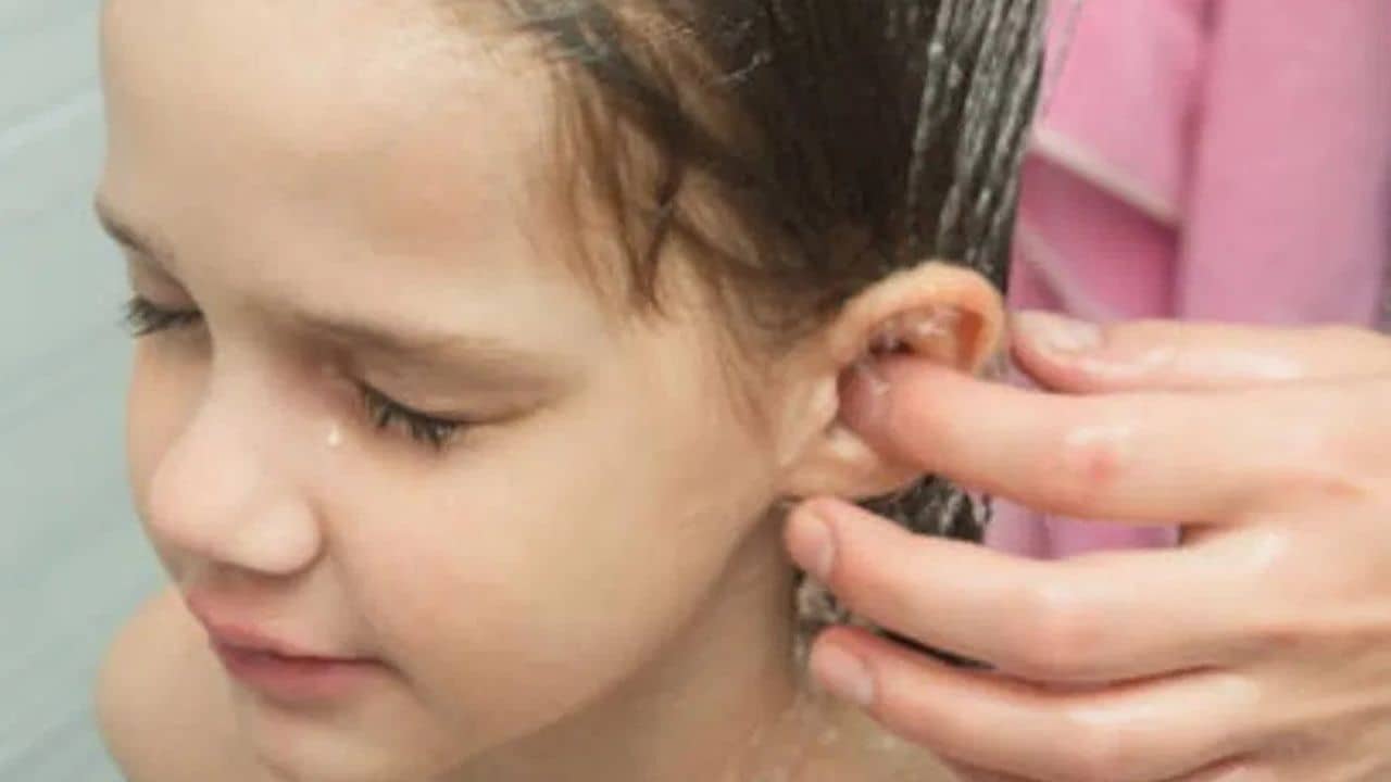 স্নান করার সময় কানে জল ঢুকে গিয়েছে? কী করলে মিলবে মুক্তি?