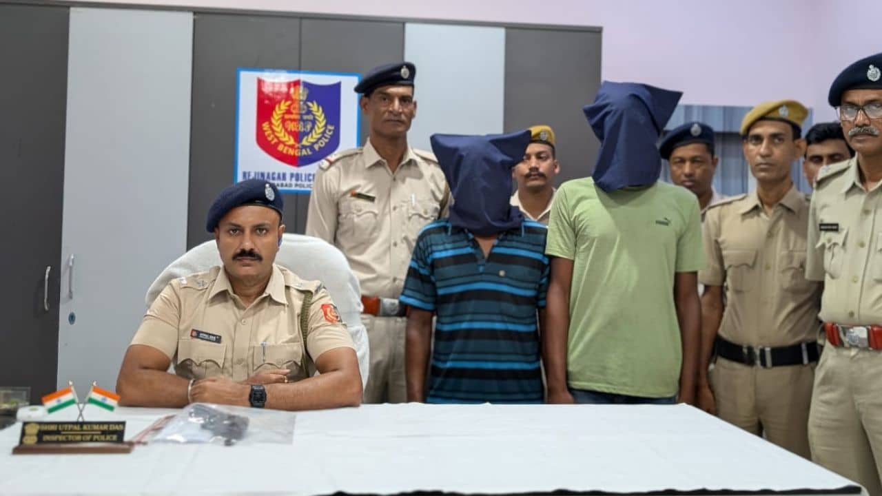 Mushidabad: ভারত-বাংলাদেশ সীমান্ত থেকে আগ্নেয়াস্ত্র উদ্ধার