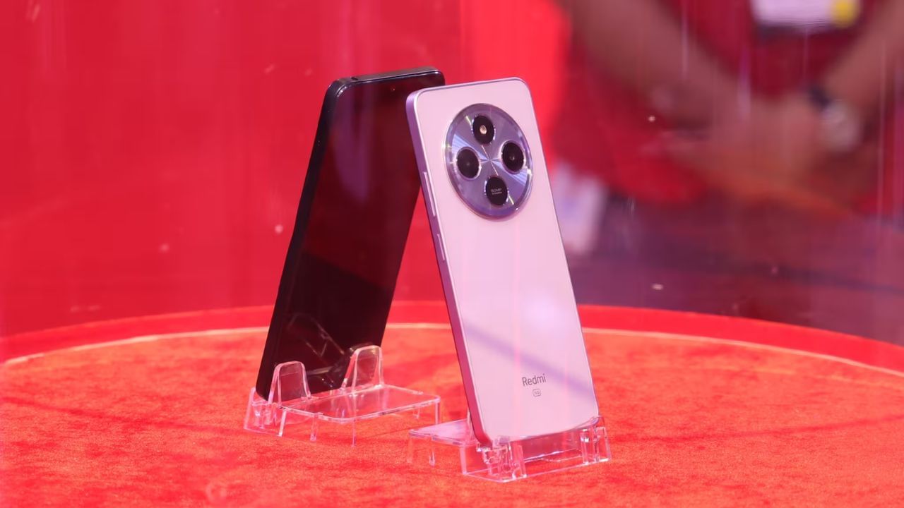 ৪। Redmi A4 5G - Redmi A4 5G Flipkart-এ কিনতে পারবেন ৯,৪১৬ টাকায়। এতে রয়েছে বিশাল ৬.৮৮-ইঞ্চির ডিসপ্লে এবং ৪ জিবি RAM ও ১২৮ জিবি ROM। ফোনটিতে রয়েছে ৫০ MP রিয়ার ক্যামেরা এবং ৫১৬০ mAh ব্যাটারি। এটি Android Oxygen ১৪ অপারেটিং সিস্টেমে চলে এবং এতে রয়েছে একটি অক্টা কোর প্রসেসরও।