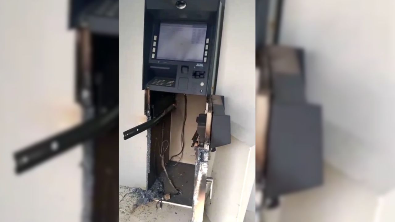 ATM Loot: কেউ যায় না সেখানে! গ্রাহক-হীন ATM-এই 'সোনার ডিম' হাতে পেল দুষ্কৃতীরা ATM Loot: কেউ যায় না সেখানে! গ্রাহক-হীন ATM-এই 'সোনার ডিম' হাতে পেল দুষ্কৃতীরা