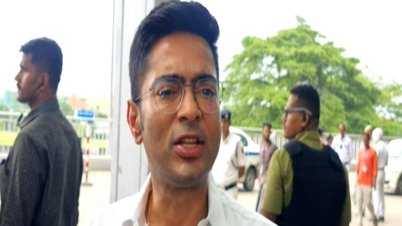 'SIR-র নামে অধিকার কাড়ছে আর কুকুরের নামে ভোটার কার্ড বানাচ্ছে', বিজেপি-নির্বাচন কমিশনকে আক্রমণ অভিষেকের 'SIR-র নামে অধিকার কাড়ছে আর কুকুরের নামে ভোটার কার্ড বানাচ্ছে', বিজেপি-নির্বাচন কমিশনকে আক্রমণ অভিষেকের