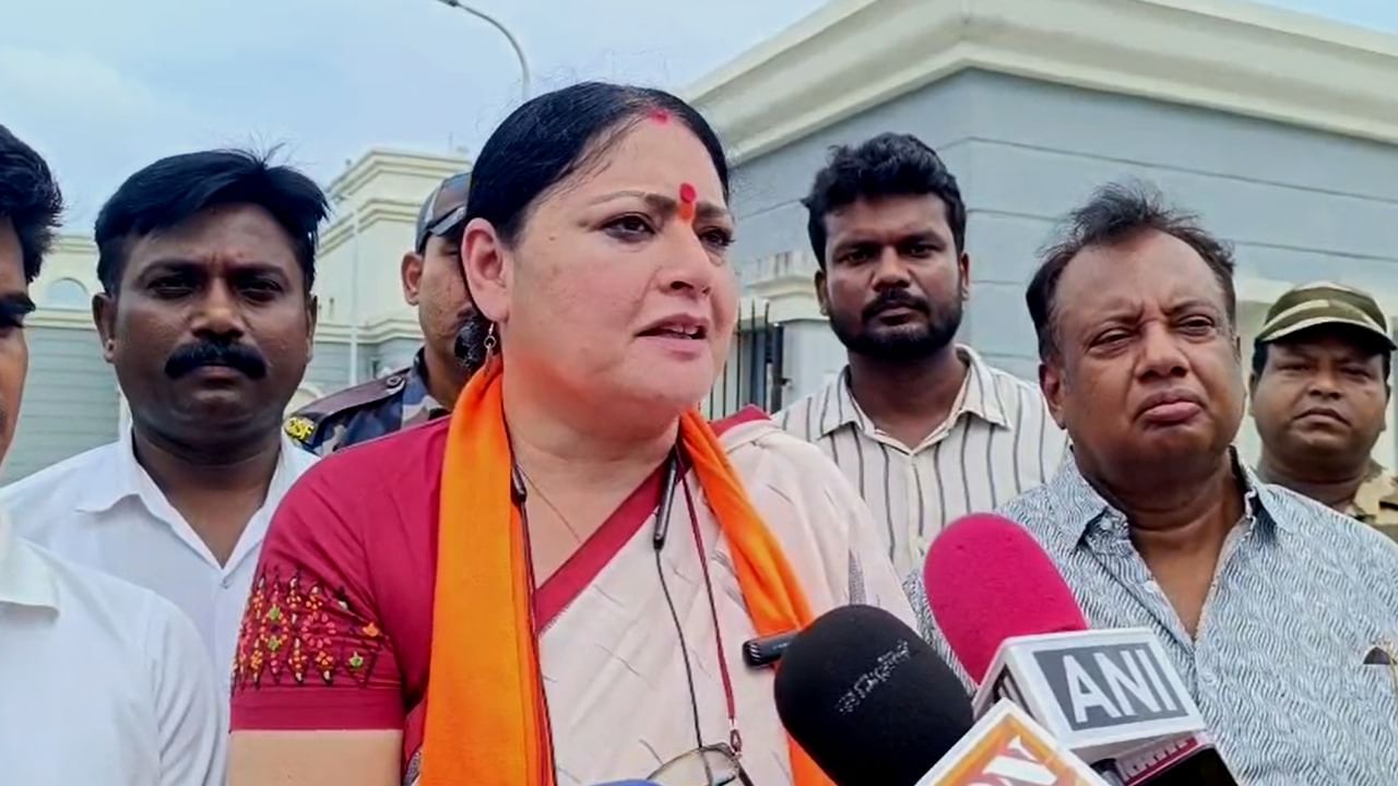 Agnimitra Paul: ভোরে হঠাৎ অসুস্থ, হাসপাতালে ভর্তি অগ্নিমিত্রা Agnimitra Paul: ভোরে হঠাৎ অসুস্থ, হাসপাতালে ভর্তি অগ্নিমিত্রা