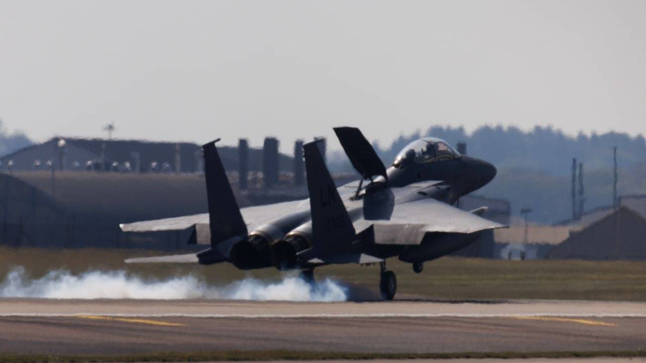 UK Fighter Jet in India: খুলে ফেলা হবে খোলনলচে! দিনের পর দিন দেশের বিমানবন্দরে পড়ে থাকা ব্রিটিশ রণতরীর এ কী পরিণতি?