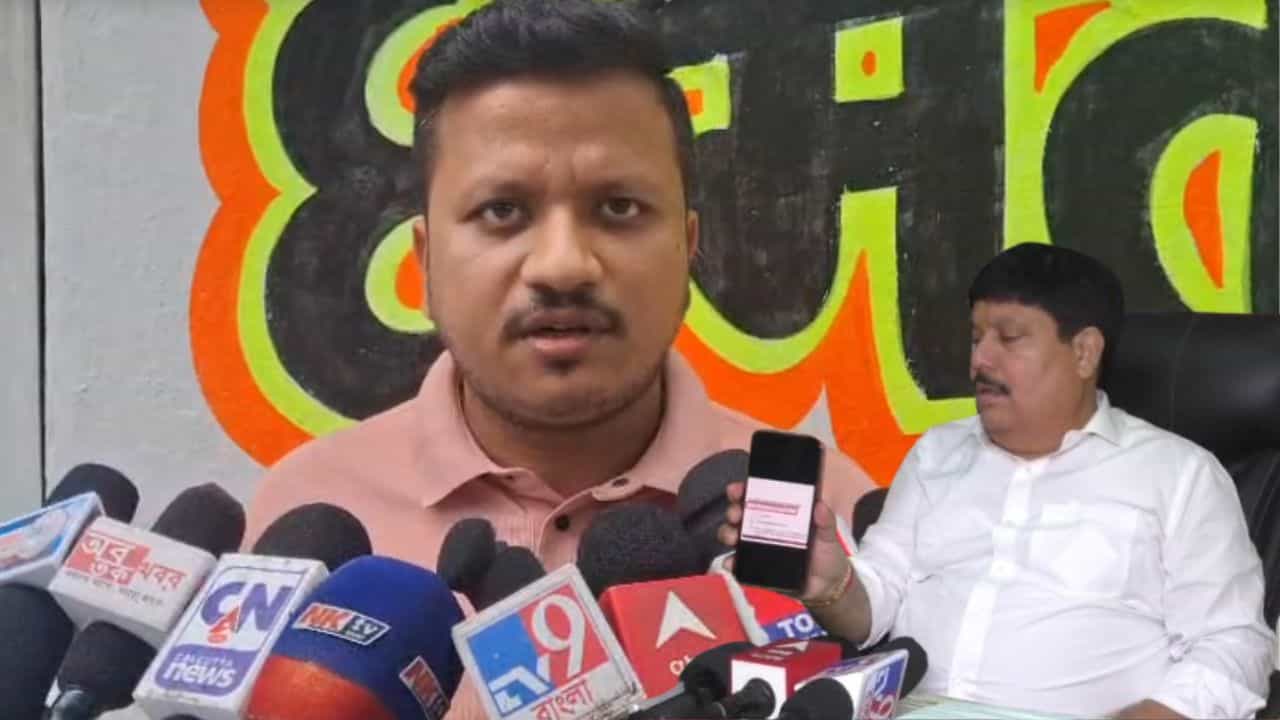 ভিজিটিং কার্ডে রেলের প্যানেল রিক্রুটার হিসেব পরিচয়? অর্জুনের অভিযোগ ওড়ালেন TMCP নেতা ভিজিটিং কার্ডে রেলের প্যানেল রিক্রুটার হিসেব পরিচয়? অর্জুনের অভিযোগ ওড়ালেন TMCP নেতা