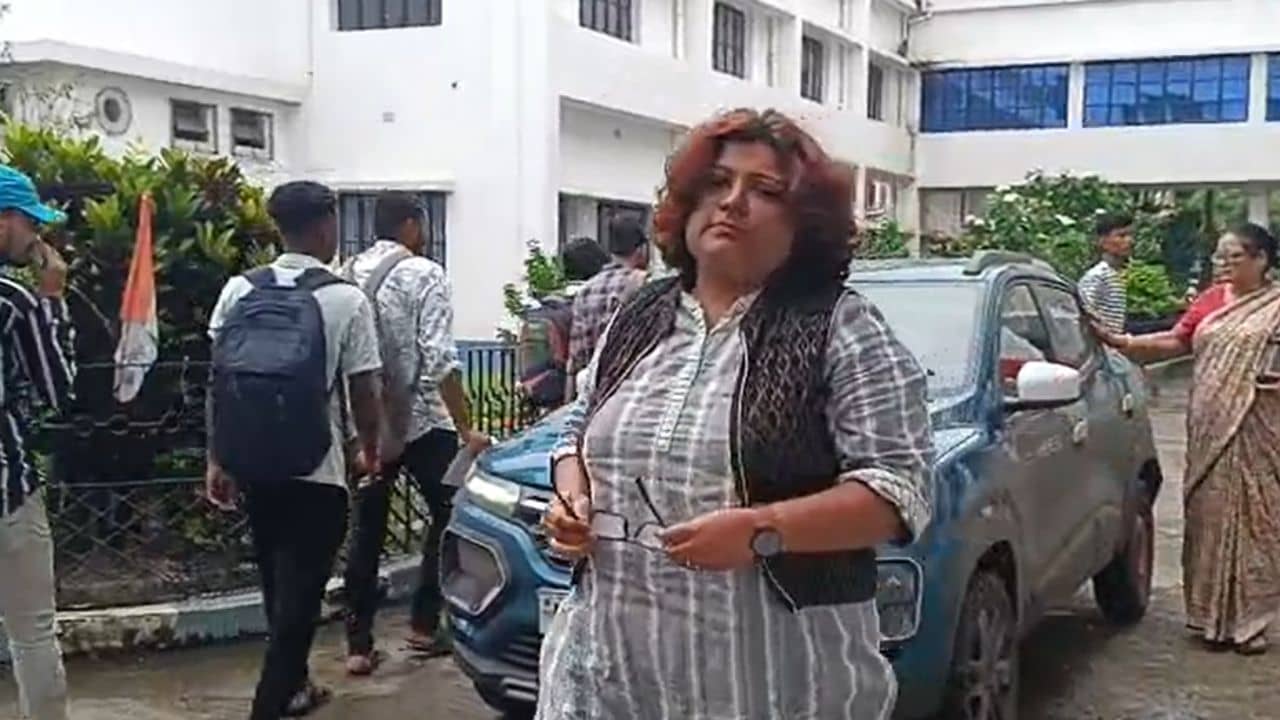 Hooghly: প্রাক্তন ছাত্রীকে প্রেমের প্রস্তাব, অধ্যাপিকাকে বহিষ্কারের দাবিতে উত্তাল কলেজ