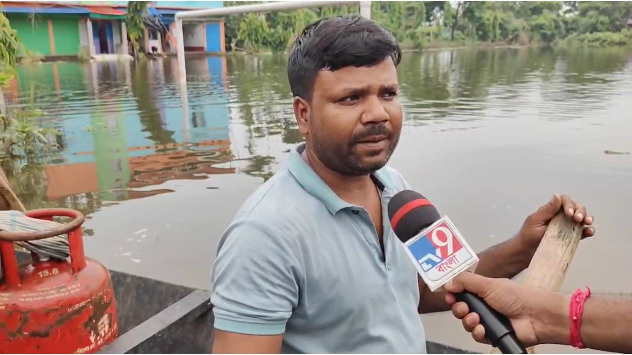 Flood Situation: যেদিকেই চোখ যায় শুধুই জলছবি! গাড়িতে নয়, ডিঙিতে আসছে রান্নার গ্যাস