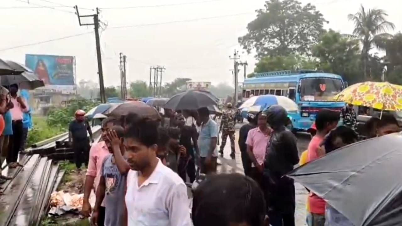 Road Accident: প্রবল বৃষ্টির মাঝেই মর্মান্তিক পথ দুর্ঘটনা! আরামবাগে লরির চাকায় জড়িয়ে গেল ২ বছরের শিশু, হাসপাতালের পথে মৃত আরও এক