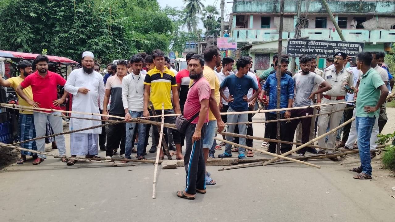 Khanakul: আর কত দিন? কেন উদাসীন পঞ্চায়েত? আরামবাগে রাস্তা আটকে তুমুল বিক্ষোভ